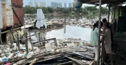 Sampah di perairan kawasan tanggul Muara Baru, Penjaringan, Jakarta Utara, Sabtu, 17 Januari 2026. (Sumber: Poskota/Pandi Ramedhan)