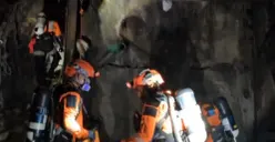 Tim SAR saat memasuki lubang galian penambang ilegal si area PT Antam, Nanggung, Kabupaten Bogor. (Sumber: Basarnas)