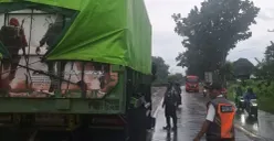 Petugas melakukan pengaturan lalu lintas dan pemeriksaan truk pengangkut batubara di jalur Lubuk Linggau, Sumatera Selatan, menyusul pembatasan operasional angkutan batubara yang berdampak pada pasokan PLTU Bengkulu. (Sumber: Istimewa)