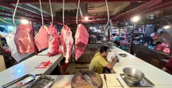 Potret salah satu pedagang daging sapi di Pasar Cibinong, Bogor tampak sepi pembeli, Kamis 22 Januari 2026. (Sumber: Poskota/Giffar Rivana)