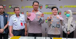 Kapolsek Pesanggrahan, Kompol Seala Syah Alam memajang barang bukti para pelaku aksi balap lari liar di jalan. (Sumber: Poskota/Angga Pahlevi)