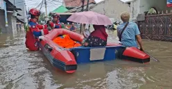 Banjir merendam ruas jalan dan permukiman di Jalan Kali Sekretaris, Duri Kepa, Kebon Jeruk, Jakarta Barat, Jumat, 23 Januari 2026. (Sumber: Poskota/ Pandi Ramedhan)