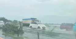 Kondisi banjir yang merendam jalan Tol Tangerang Merak akibat intensitas curah hujan tinggi. (Sumber: BPBD Provinsi Banten)