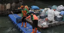 Sejumlah petugas kebersihan saat membersihkan sampah di kali. (Sumber: Dok. Kominfotik DLH Jakarta)
