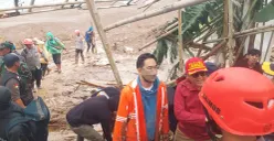 Anggota kepolisian dan pemerintah setempat meninjau langsung ke lokasi longsor untuk memberikan bantuan, di Cisarua Kabupaten Bandung Barat, Sabtu 24 Januari 2026. (Sumber: Poskota/Gatot Poedji Utomo)