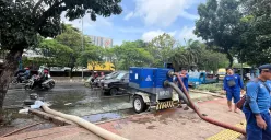 Petugas melakukan penyedotan genangan yang berada di sepanjang Jalan Daan Mogot, Cengkareng, Jakarta Barat, Sabtu, 24 Januari 2026. (Sumber: Poskota/Pandi Ramedhan)