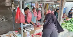 Potret pedagang daging sapi yang telah kembali berjualan di Pasar Reni Jaya Lama usai melakukan aksi mogok dagang. (Sumber: Poskota/ Angga Pahlevi)