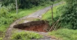 Kondisi jalan penghubung antar desa di Lebak, yang ambles akibat curah hujan tinggi. (Sumber: Istimewa)