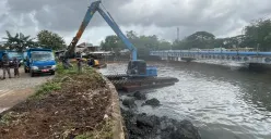 Pengerukan Kali Sepak di Kembangan, Jakarta Barat, Senin, 26 Januari 2026. (Sumber: Poskota/Pandi Ramedhan)