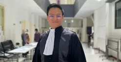 Sosok hakim Andi Saputra yang tengah menjadi sorotan usai menyampaikan dissenting opinion atau pendapat berbeda dalam putusan perkara dugaan korupsi pengadaan laptop berbasis Chromebook yang menyeret  Nadiem Makarim. (Sumber: X/@SeekHustle)