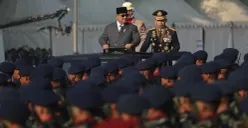 Presiden RI Prabowo Subianto didampingi Kapolri RI Listyo Sigit Prabowo saat mengecek pasukan di upacara peringatan Hari Bhayangkara ke-80 di Satlat Brimob Cikeas, Bogor, Jawa Barat, Selasa, 1 Juli 2026. (Sumber: Istimewa)