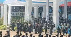 Presiden Prabowo Subianto menganugerahkan tanda kehormatan Samkaryanugraha Nugraha Sakanti saat HUT Bhayangkara ke-80 di Cikeas, Bogor, Rabu, 1 Juni 2026. (Sumber: Poskota/Ali Mansur)