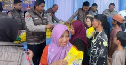 Personil Ditbinmas Polda Banten membagikan paket sembako kepada masyarakat dalam memeriahkan HUT Bhayangkara ke-80. (Sumber: Polda Banten)