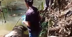 Sejumlah warga saat mengevakuasi jasad mayat tanpa identitas di Sungai Ciujung, Lebak. (Sumber: Poskota/ Samsul Fatoni)