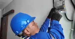 Petugas melakukan proses tambah daya pada meteran untuk membantu pelanggan mendapatkan kapasitas listrik guna menunjang aktivitas sehari-hari. (Sumber: Dok. PLN UID Jakarta Raya)