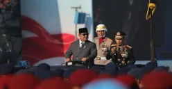 Presiden RI Prabowo Subianto didampingi Kapolri RI Listyo Sigit Prabowo saat mengecek pasukan di upacara peringatan Hari Bhayangkara ke-80 di Satlat Brimob Cikeas, Bogor, Jawa Barat, Selasa, 1 Juli 2026. (Sumber: Istimewa)