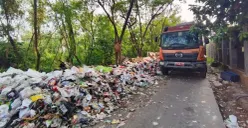 Petugas DLH Jakarta saat membersihkan tumpukan sampah di Gang Swadaya Albo, Kelurahan Cakung Barat, Kecamatan Cakung, Jakarta Timur. (Sumber: Dok. Pemprov Jakarta)