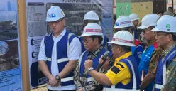 Gubernur Jakarta Pramono Anung saat meninjau proyek pembangunan Flyover Latumenten Grogol, Jakarta Barat, Kamis, 2 Juli 2026. (Sumber: Poskota/M. Tegar Jihad).)
