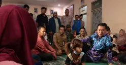 Bupati Tangerang, Maesyal Rasyid saat mengunjungi warga di posko pengungsian. (Sumber: Poskota/Veronica)