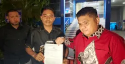 Kuasa hukum pelapor, Guy Rangga Barolo dan Yoshua Ferdinand Napitupulu, memberikan keterangan pers di Polda Metro Jaya, Jakarta Selatan, Jumat, 3 Juli 2026. (Sumber: Poskota/ Ali Mansur)