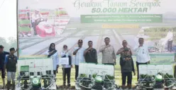 Bupati Pandeglang bersama jajaran Dinas Pertanian Banten dan Pandeglang saat melakukan gerakan tanam padi serentak. (Sumber: Poskota/Samsul Fatoni)