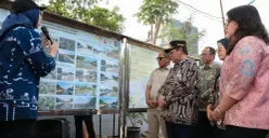 Gubernur DKI Jakarta Pramono Anung saat meninjau pembangunan tanggul dan jalan inspeksi Kali Grogol Segmen Kemanggisan, Jakarta Barat. (Sumber: Pemprov DKI Jakarta)