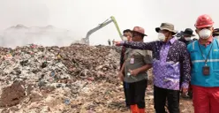 Bupati Tangerang saat melakukan pemantauan penangannan kebakaran TPA Jatiwaringin. (Sumber: Poskota/Veronica)