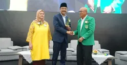 Penyerahan Plakat kepada Mensos Saifullah Yusuf dalam seminar di Auditorium Cyber Unas, Pejaten, Jakarta Selatan, Selasa, 30 Juni 2026. (Sumber: Dok. Istimewa)