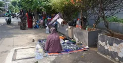 Sejumlah pengungsi Warga Negara Asing (WNA) kembali terlihat berada di trotoar kantor Komisioner Perserikatan Bangsa-Bangsa Urusan Pengungsi atau UNHCR di kawasan Setiabudi, Jakarta Selatan. (Sumber: Pemprov DKI Jakarta)