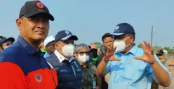 Menteri LH Jumhur Hidayat meninjau kebakaran TPA Jatiwaringin, Kecamatan Sukadiri, Kabupaten Tangerang, Minggu, 5 Juli 2026. (Sumber: Poskota/Veronica Prasetio)