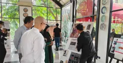 Pameran fotografi UNDIRA, SWINS dan Institut Bisnis mengajak generasi muda memahami realitas sosial melalui rangkaian foto, Sabtu, 4 Juli 2026. (Sumber: Istimewa)