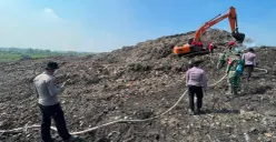 Petugas gabungan saat memadamkan kebakaran TPA Jatiwaringin Kecamatan Sukadiri, Kabupaten Tangerang. (Sumber: Poskota/Veronica Prasetio)