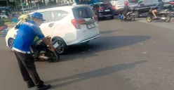 Seorang pengendara sepeda motor tewas setelah mengalami kecelakaan lalu lintas tunggal di kawasan Jalan Medan Merdeka Barat, tepat di samping Bundaran Air Mancur Patung Kuda, Jakarta Pusat, Senin, 6 Juli 2026. (Sumber: Polda Metro Jaya)
