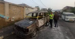Sebuah mobil terbakar di depan SPBU Kampung Utan, Ciputat Timur, Kota Tangerang Selatan, Senin, 6 Juli 2026. (Sumber: Dok. Polsek Ciputat)