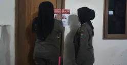 Petugas menyegel terhadap tiga kamar kontrakan di Sepatan Timur, Kabupaten Tangerang. (Sumber: Poskota/Veronica Prasetio)