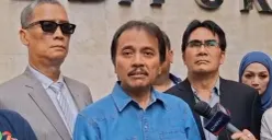 Tersangka kasus tudingan ijazah palsu Presiden ke-7 RI Jokowi, Roy Suryo ditemui Polda Metro Jaya, Jakarta Selatan. (Sumber: Poskota/Ali Mansur)