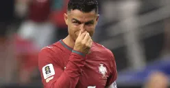 Cristiano Ronaldo tak mampu menyembunyikan emosinya usai Portugal tersingkir dari Piala Dunia 2026. Air mata sang megabintang menjadi simbol berakhirnya perjalanan panjang di panggung sepak bola terbesar dunia. (Sumber: X/@faktabola)