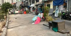 Jalan amblas di Jalan Cinta, Pulo Gadung, Jakarta Timur yang jalannya amblas sekitar 7 meter, Selasa, 7 Juli 2026. (Sumber: Poskota/M Tegar Jihad)