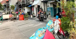 Jalan amblas di Jalan Cinta, Pulo Gadung, Jakarta Timur yang jalannya amblas sekitar 7 meter, Selasa, 7 Juli 2026. (Sumber: Poskota/M Tegar Jihad)