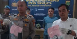 Kapolsek Sukmajaya, AKP Rizki Firmansyah didampingi Kanit Reskrim Iptu Mulyanto menunjukan barang bukti obat keras di Mapolsek Sukmajaya, Kota Depok. (Sumber: Poskota/Angga Pahlevi)