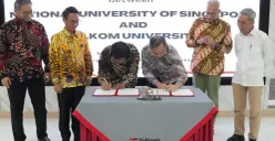 Prosesi penandatanganan implementasi kerja sama di Telkom University Kampus Jakarta oleh Rektor Telkom University Prof. Dr. Suyanto dan Senior Vice Provost of National University of Singapore Prof. Bernard C Y Tan. (Sumber: Istimewa)