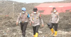 Kapolda Banten Irjen Pol Hengki saat meninjau lokasi kebakaran di Tempat Pemrosesan Akhir (TPA) Jatiwaringin. (Sumber: Bidhumas Polda Banten)