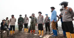 Peninjauan proses pemadaman kebakaran di TPA Jatiwaringin, Kecamatan Sukadiri, Kabupaten Tangerang, Selasa, 7 Juli 2026. (Sumber: Poskota/Veronica Prasetio)