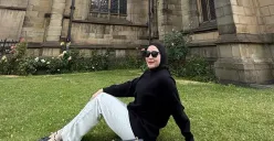 Dokter Anggi Aprilyani tengah menjadi sorotan publik setelah video yang diunggahnya saat berkunjung ke gereja Katolik di Manchester, Inggris, menuai kontroversi (Sumber: Instagram/@agiaprily)