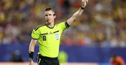 Wasit asal Prancis, François Letexier, tengah disorot dunia sepak bola setelah dipercaya memimpin pertandingan babak 16 besar Piala Dunia FIFA 2026 antara Argentina melawan Mesir. (Sumber: X/@ainurohman)