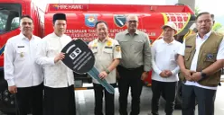 Mendagri Tito Karnavian menyerahkan satu unit kendaraan tangki air multifungsi kepada Pemkab Aceh Tengah sebagai percepatan pemulihan pascabencana di Gayo Petro Hotel, Takengon, Aceh, Rabu, 8 Juli 2026. (Sumber: Dok. Kemendagri)