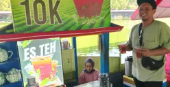 Suasana libur panjang sekolah di salah satu gerai UMKM di Pasar Apung Floating Market Lembang, Kabupaten Bandung Barat. (Sumber: Poskota/Gatot Poedji Utomo)