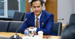 Anggota DPRD DKI, Anggi Arando menyoroti kondisi lapangan sepak bola di kawasan Tanah Merah, Kelurahan Rawa Badak Selatan, Koja, tergenang air . (Sumber: Istimewa)