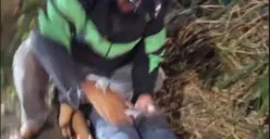 Petugas saat mengamankan kedua pelaku curanmor. (Sumber: Istimewa)