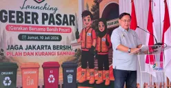 Direktur Utama Perumda Pasar Jaya Agus Himawan saat memberikan sambutan peluncuran Gerakan Bersama Bersih Pasar (GEBER) di Pasar Induk Kramat Jati, Jakarta Timur, Jumat, 10 Juli 2026. (Sumber: Poskota/M. Tegar Jihad)